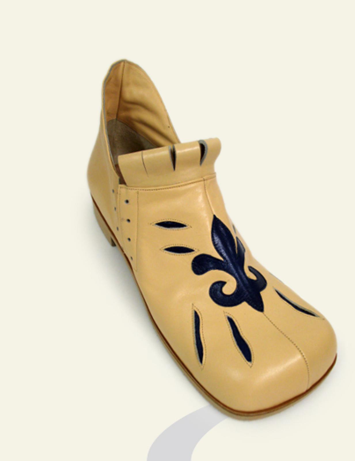 Tudor-Schuh mit seitlicher Schnürung